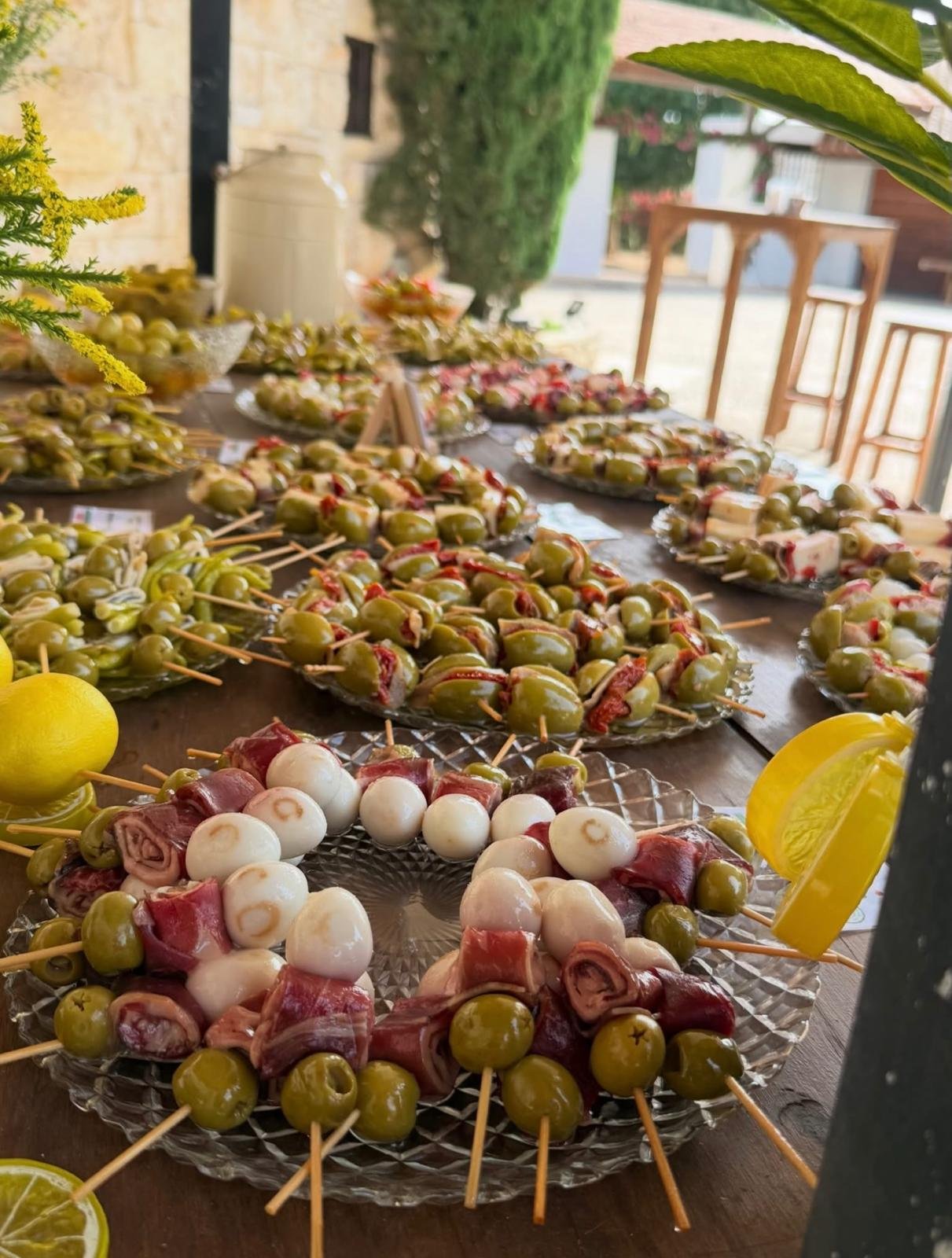 Presentación Olives Dasi con bandeja decorativa